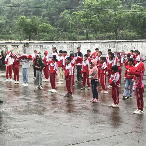 一起学习火场逃生，实战演练保平安。————众埠镇石坪小学开展消防安全演练活动