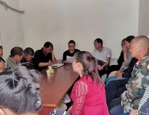 凤凰村党支部开展“学思想、转作风、提质效、促发展”主题党日活动