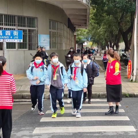 爱心护学 温情护航——致鼎湖逸夫小学一年级最美家长护航志愿者