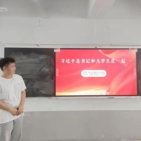 习近平总书记和大学生在一起