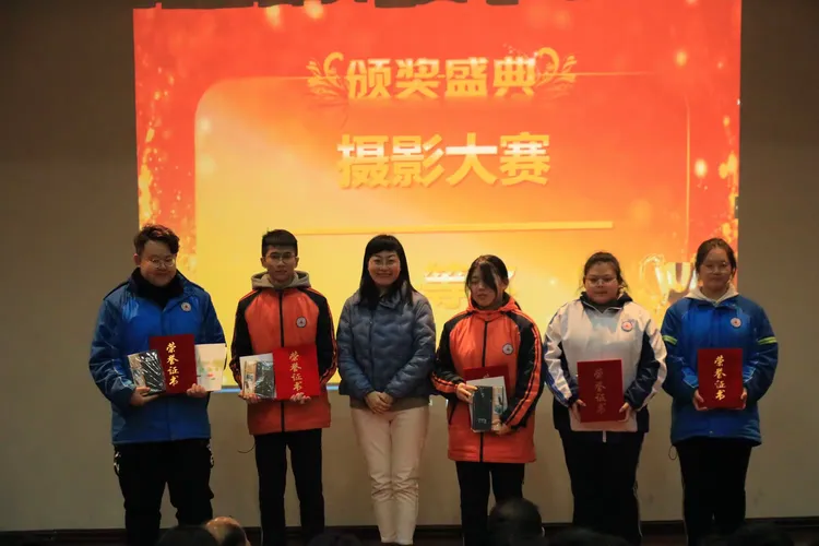 下面,由莒县一中副校长武玉霞为获得"校园摄影大赛"一等奖的同学们