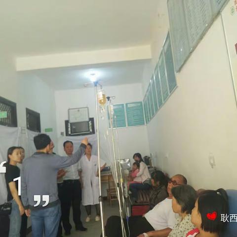 西安市中心医院在九峰镇村卫生室标准化建设进行市级检查