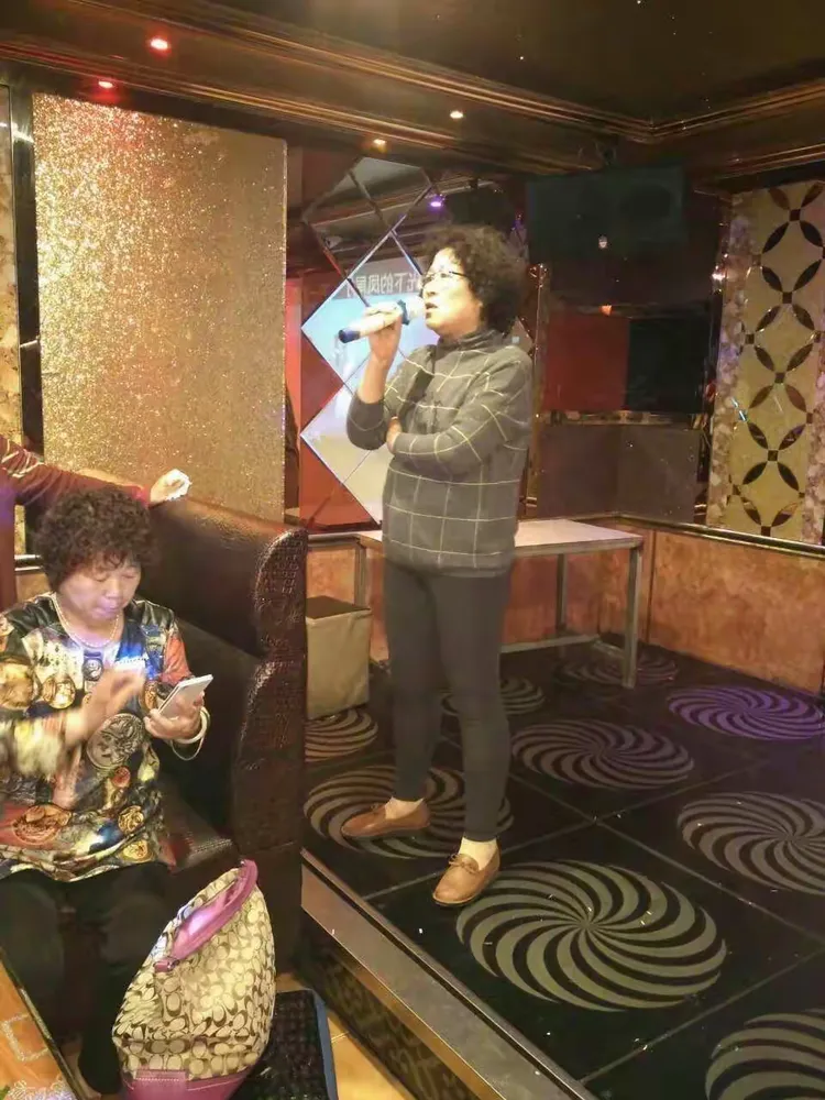 齐玉琴回家乡娘家人齐欢畅 兄弟姐妹到场吃喝玩乐真爽 畅谈美好时光一起合影照相 同学真情荡漾我感恩难忘