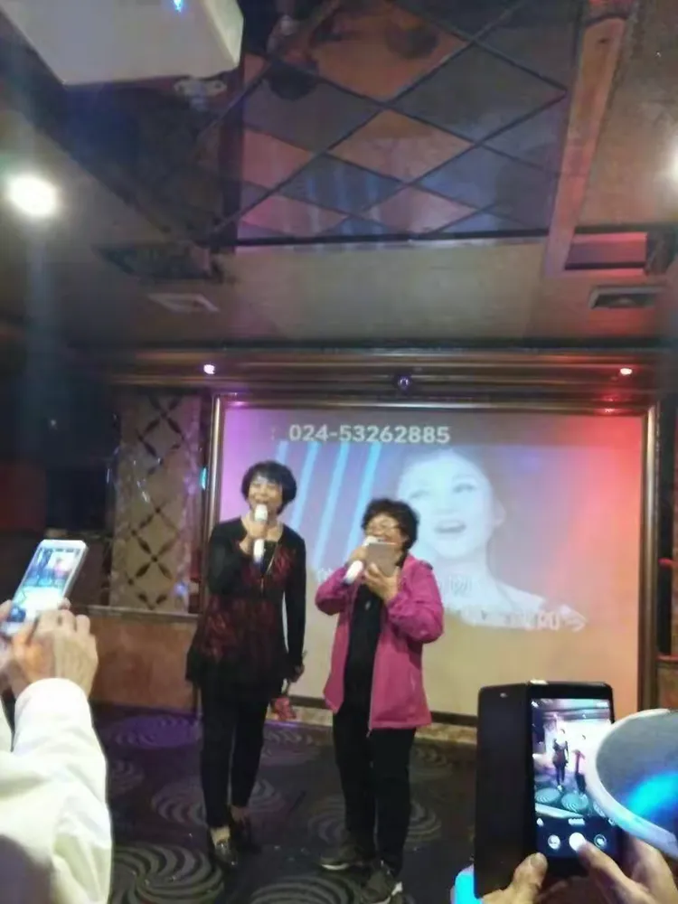 齐玉琴回家乡娘家人齐欢畅 兄弟姐妹到场吃喝玩乐真爽 畅谈美好时光一起合影照相 同学真情荡漾我感恩难忘