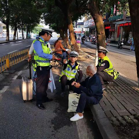 西湖五中队民警热心救助摔跤老人