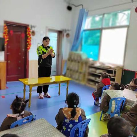 金苹果幼儿园蒙氏班陶艺课《小蜗牛》