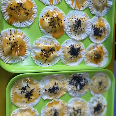 金苹果幼儿园蒙氏班烹饪课《美味的香蕉派》