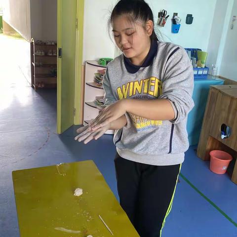 金苹果幼儿园蒙氏班陶艺课《玫瑰花》