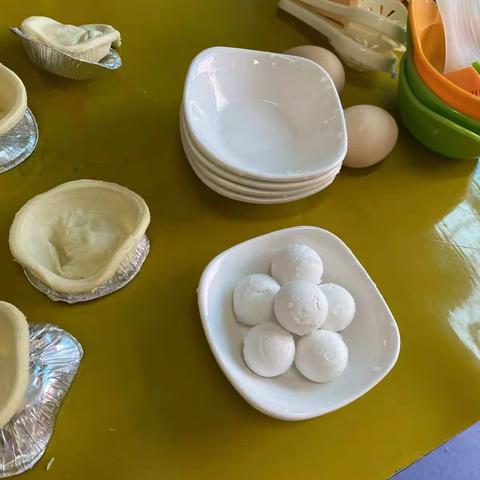 吉首市金苹果幼儿园蒙氏班烹饪课《美味的汤圆酥》