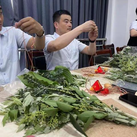 粽叶飘香，巧手传情——临商银行兰陵支行员工巧做艾草菖蒲挂庆端午。