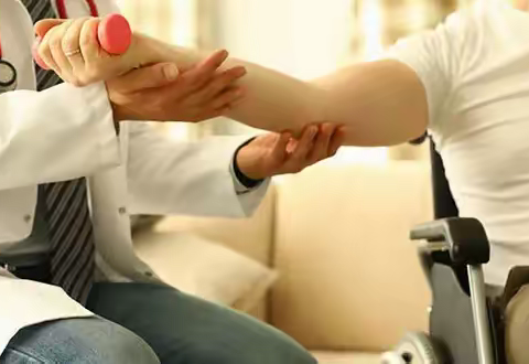 60岁男子疑似患颈椎病、腰椎间盘突出。最终确诊是“渐冻症”！