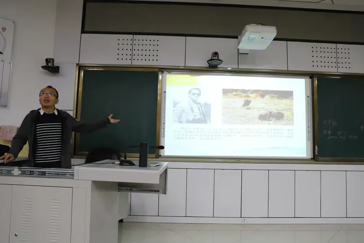 西宁天佑e0s俱乐部2019年11月15日在师大附中郜晋亮老师摄影课圆满结束!感谢师大附中史叔宁书记