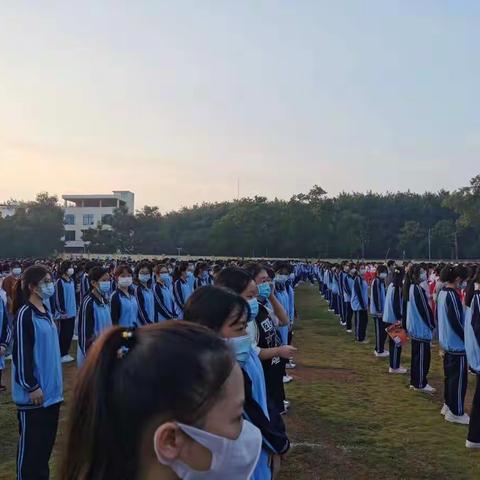 悉心陪伴——儋州八一中学海南师范大学实习生周艺博班主任工作情况