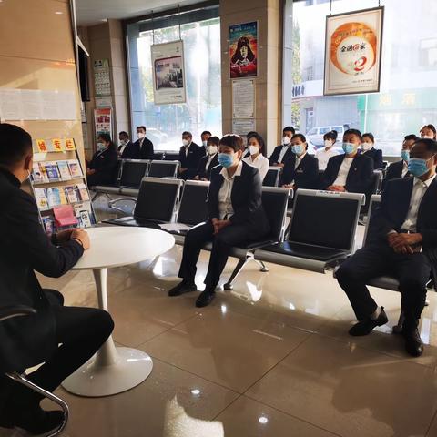 兴安分行营业室开展“严守内控制度、严禁违规行为”为主题的内控合规学习