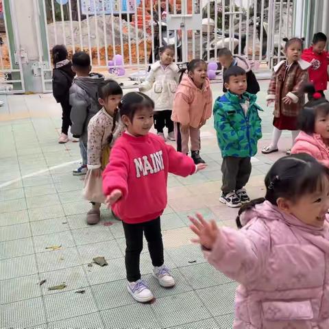 育蕾朵朵幼儿园2023年春季学期中二班幼儿第一周成长记录