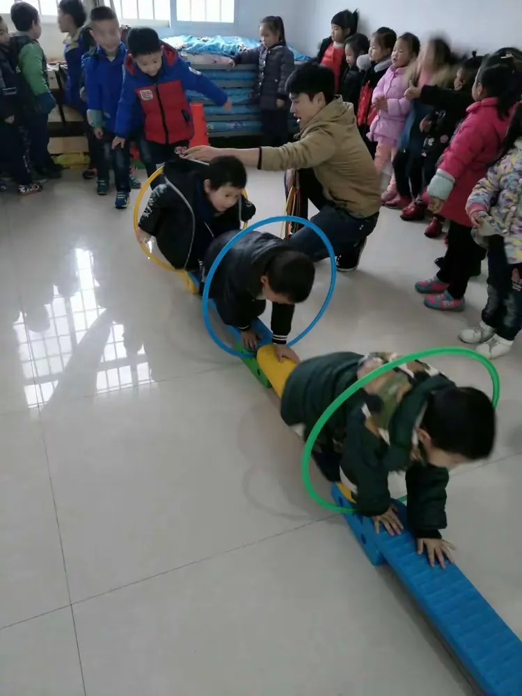 红树林幼儿园大一班体能课《搭桥过河》