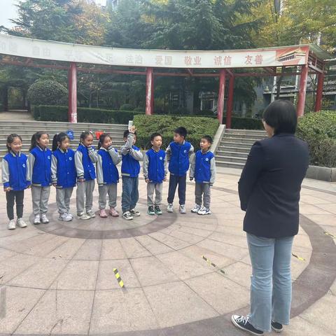 一年级10班青葵园开展—“保护环境 从我做起”捡落叶实践活动