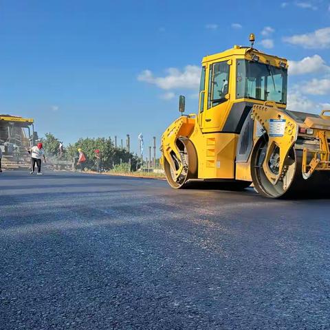 海南环岛旅游公路项目第三工区（东方段）沥青下面层试验段顺利摊铺