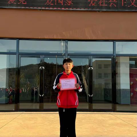 高举队旗跟党走，雏鹰争章我先行——鹿头小学雏鹰争章表彰活动