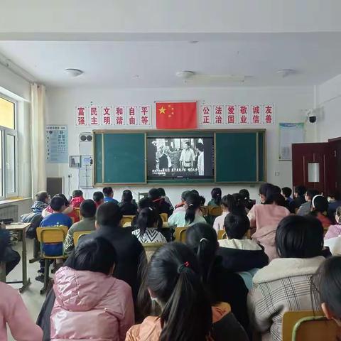 广兴源学校三、四、五、六年级集体观看革命教育影片