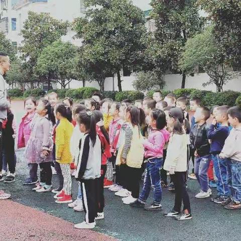 趣味体育 享受快乐 ——记西门小学一9晨曦中队首次家长课堂活动