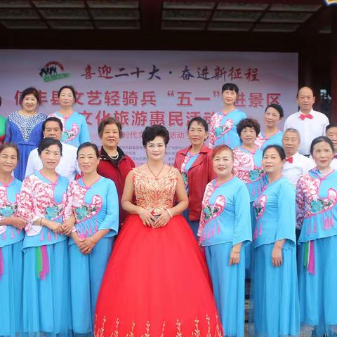 信丰县文化馆知青合唱团，庆“五、一”连续三天参加了三场演出，顺利圆满结束。景区：信丰阁两场，国光超市大厅舞台