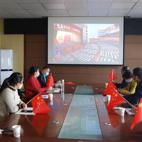 山阳县档案馆组织干部集中收看党的二十大开幕盛况