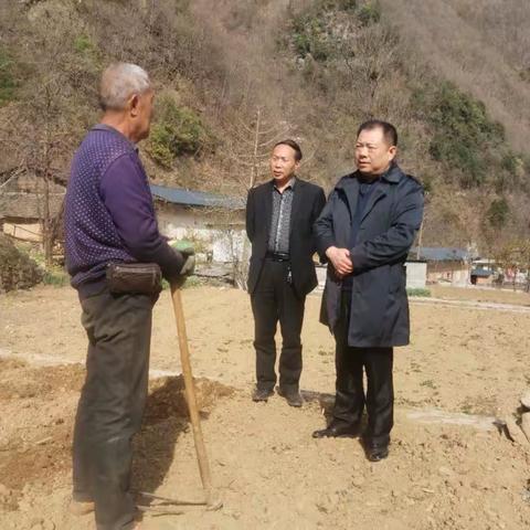 县档案馆班子深入开展“五个到一线”活动