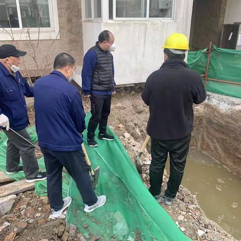 抢修及时！疏通堵塞下水道