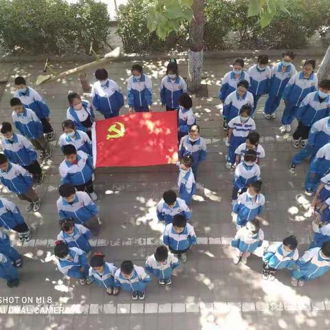 康庄铺小学“我和党旗合个影”活动