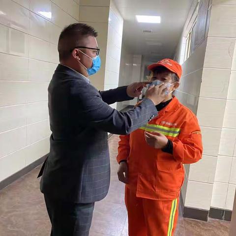 “微光成炬，勇毅前行”——环卫逆行战一线 同舟共济守家园