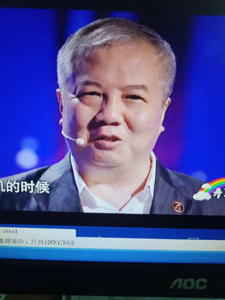 陪着孩子一起学习《开学第一课》,让孩子知道知识能改变命运,能实现