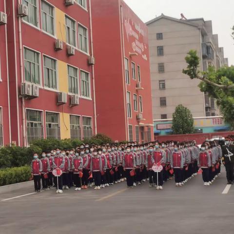 “喜迎二十大，争做好少年”相约国旗下，奔赴美好未来——临沂高都小学复学首次升旗仪式