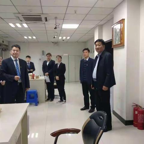 焦作市农信办负责人卫龙奎深入解放农商行王储支行慰问整体移位检查组