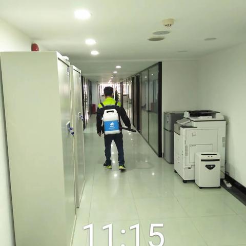 2023年2月2日，梅林街道日常组织消毒人员对辖区办公区域进行全面消毒