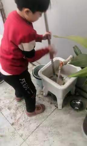 联小二年级二班张诗涵扫地
