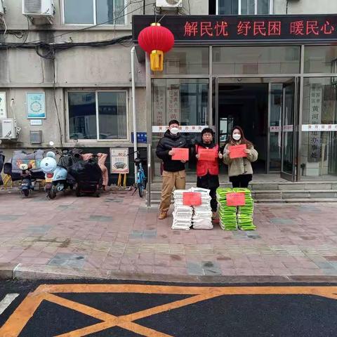 爱心企业送温暖      扶贫帮困暖人心