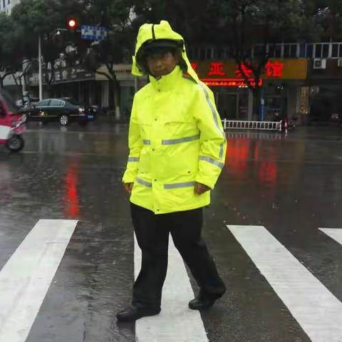 【天台交警城区中队】暴雨无情人有情 交警雨中保畅通