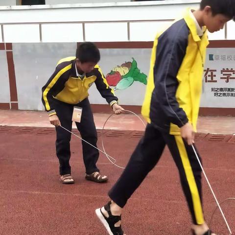 新学期开始了，社团活动的滚铁环组的孩子们了。老师和学生正在进行中，孩子们都非常欢乐。