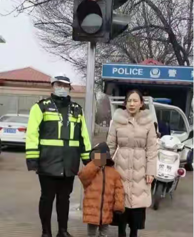 萌娃街头迷路 民警暖心救助
