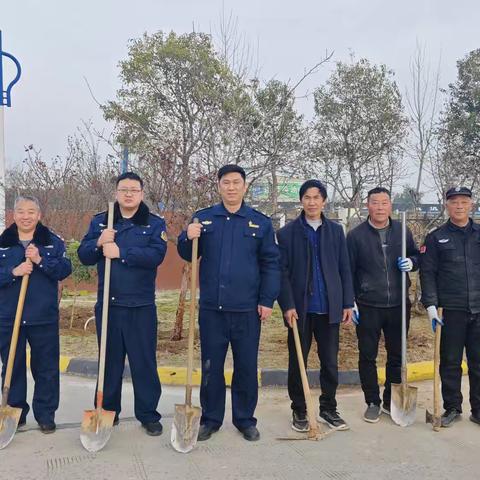 春光无限好 植树正当时——航空港路产管理大队开展植树节活动