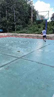 高一五班王逢三步上篮