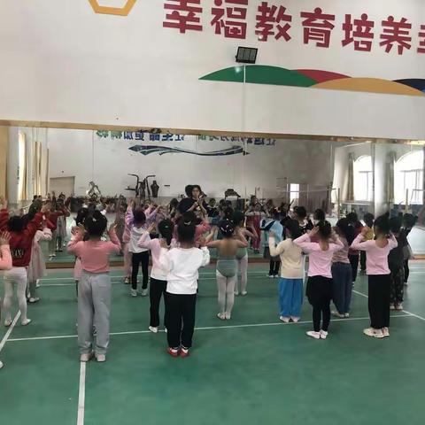 舞动童年 绽放精彩--芦溪县第二中心小学舞蹈社团