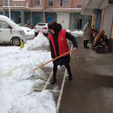 全员动手，清扫积雪