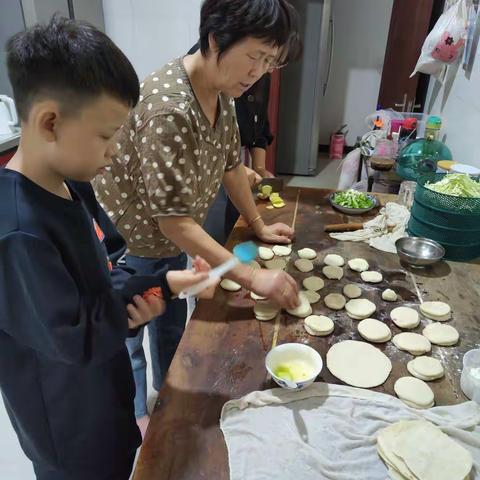 我是池阳小学五年级四班周辰锡，我正参加学校“喜迎二十大，争做好少年”主题“做好力所能及的事”的活动！