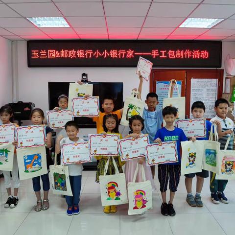 花园路街道玉兰园社区暑假青少年手工包制作活动