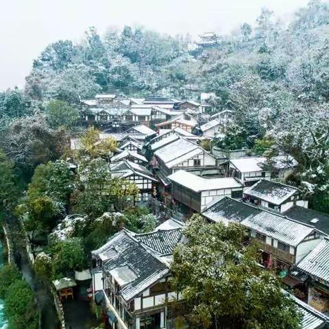 雪后都江堰，江流似翡翠