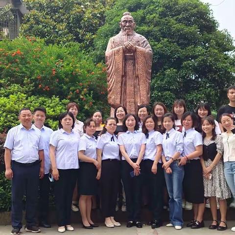 六一儿童节最有意义的活动环节——澧源镇第一小学二年级全体师生拜谒孔子雕像