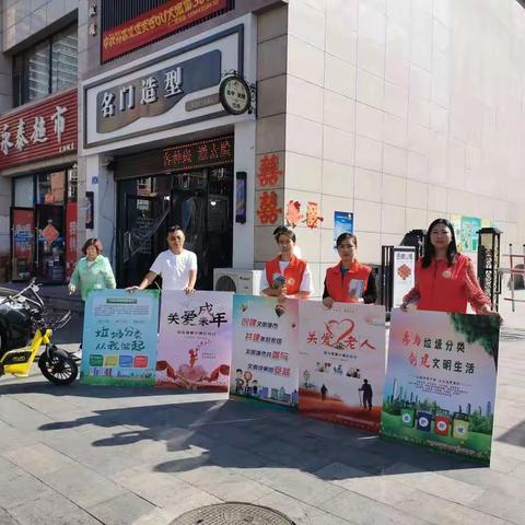 张贴文明宣传标语  助力文明城市创建