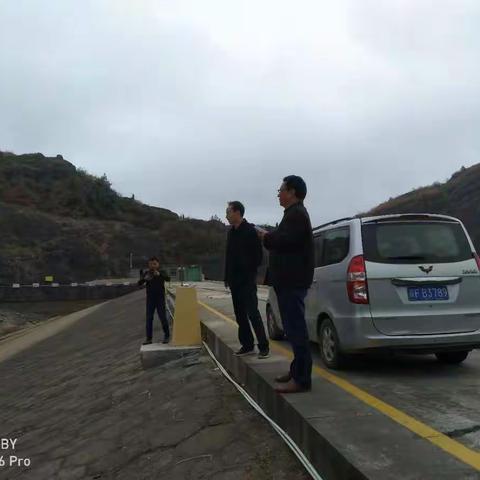 南城县民间河长开展巡河护河行动